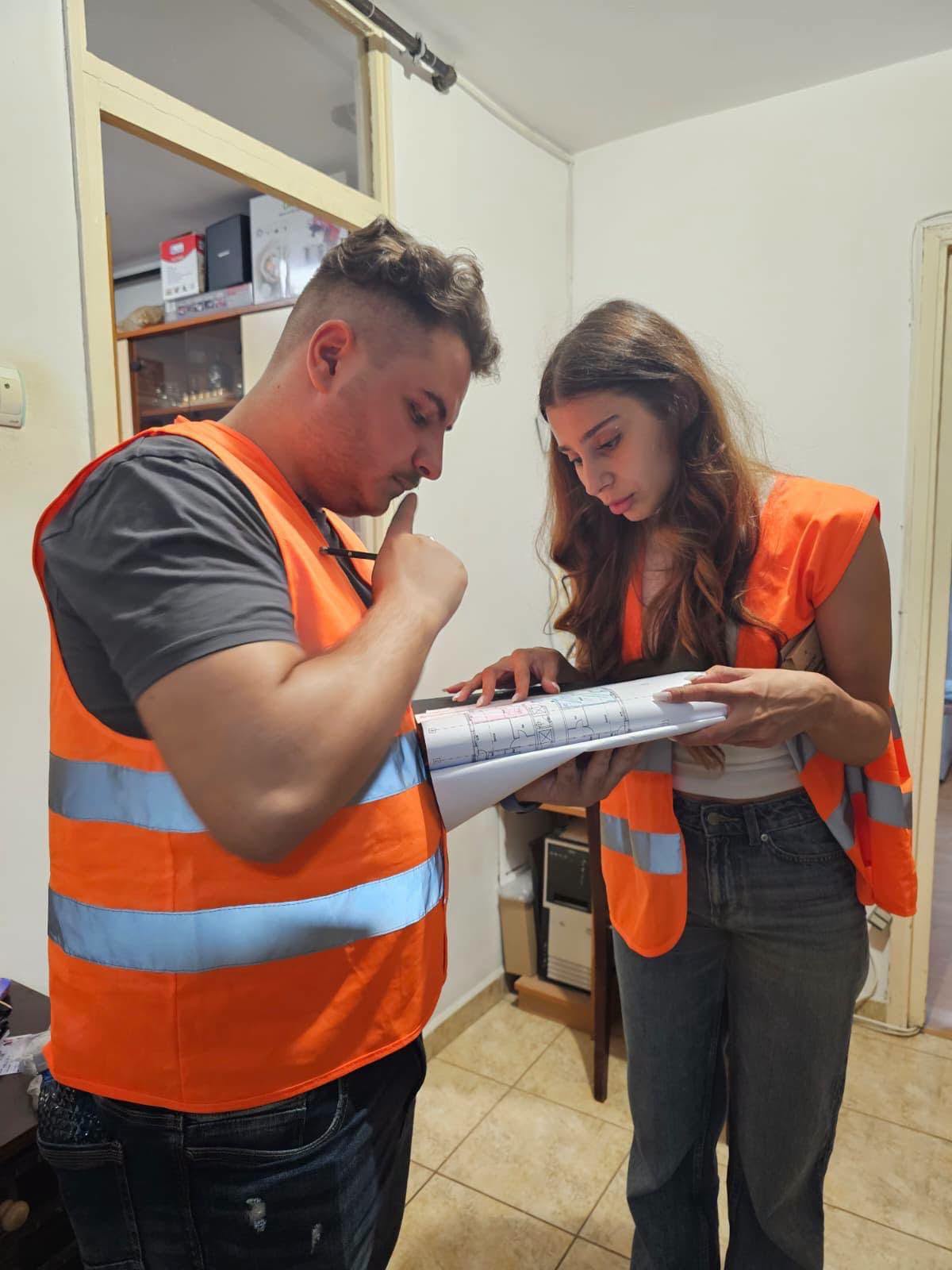 Specialiștii analizează și notează toate datele